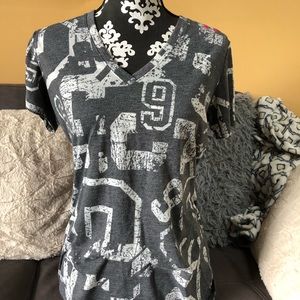 UNDER ARMOUR Heat Gear Gray V-Neck Graphic Number Tee Size Medium Semi- fitted